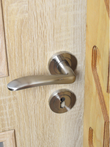 Sprossenwand im Türrahmen