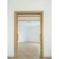 Sprossenwand im Türrahmen