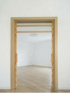 Sprossenwand im Türrahmen