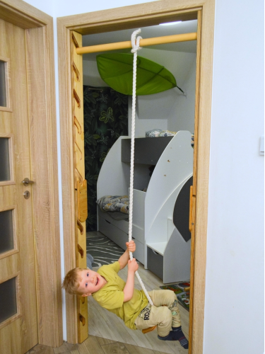 Sprossenwand im Türrahmen